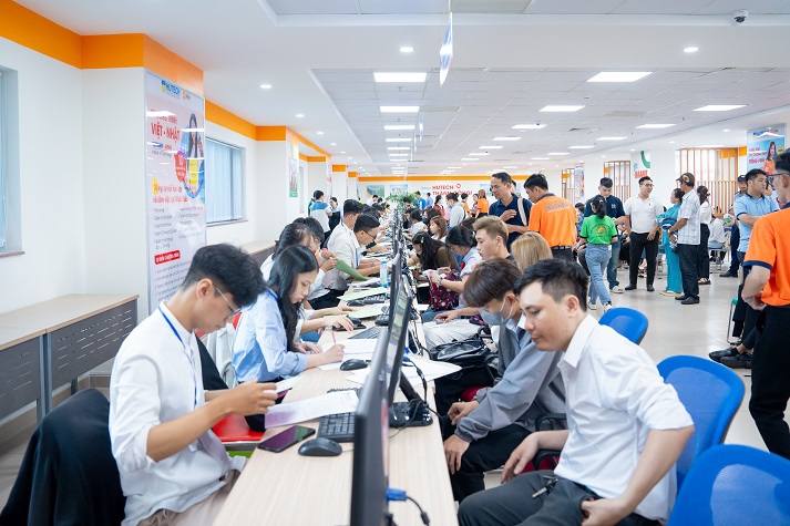 [Video] Đông đảo thí sinh, phụ huynh đến HUTECH nhập học từ tờ mờ sáng ngày đầu tiên 43