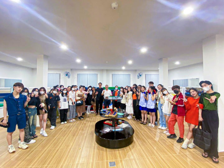 Sinh viên Khoa Kiến trúc - Mỹ thuật tìm hiểu về chất liệu thiết kế trong chuyến tham quan doanh nghiệp tại Đà Lạt 88