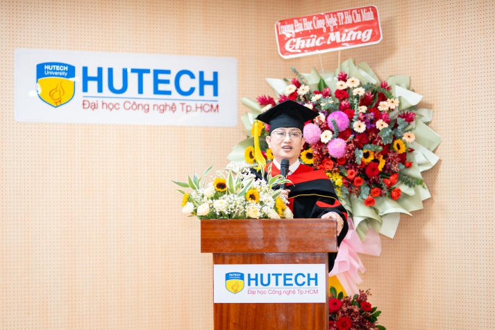 HUTECH trang trọng tổ chức Lễ tốt nghiệp hệ đào tạo từ xa ngành Ngôn ngữ Anh 54