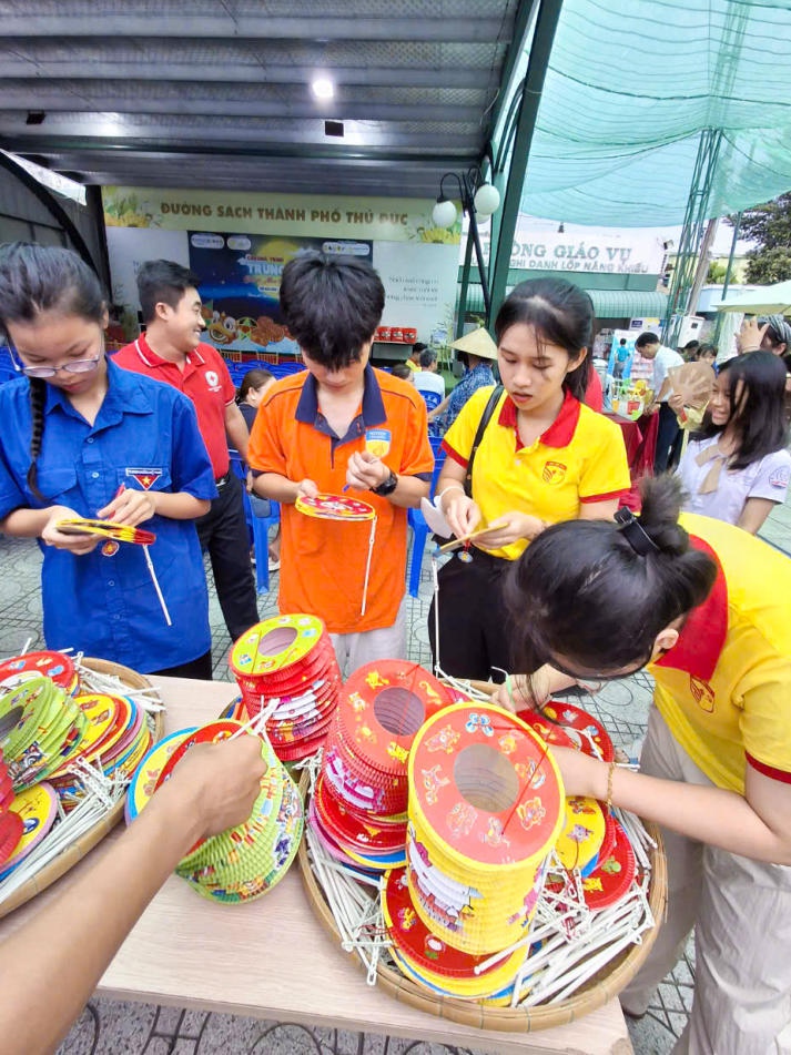 ​Sinh viên Khoa Luật HUTECH mang niềm vui Tết trung thu đến các em thiếu nhi 23