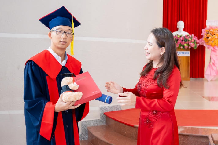 [Video] Over 400 HUTECH Masters and Bachelors of International and Transnational programs excitedly attend their graduation ceremony 199