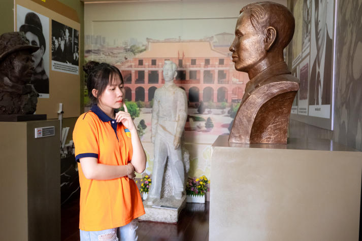 Tân sinh viên VKIT ngược dòng lịch sử, khám phá di sản tại Bến Nhà Rồng 70