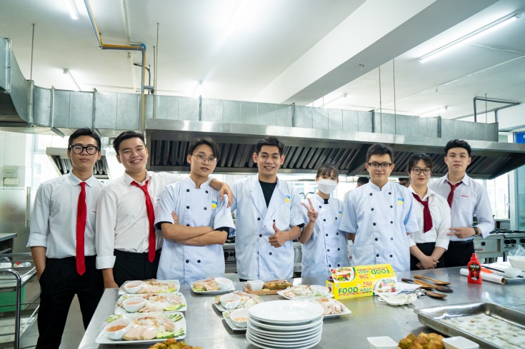  Khoa Quản trị Du lịch - Nhà hàng - Khách sạn cũng tổ chức chương trình ẩm thực “Hồn Việt” nhằm giới thiệu nét độc đáo trong văn hóa ẩm thực Việt HUTECH 1