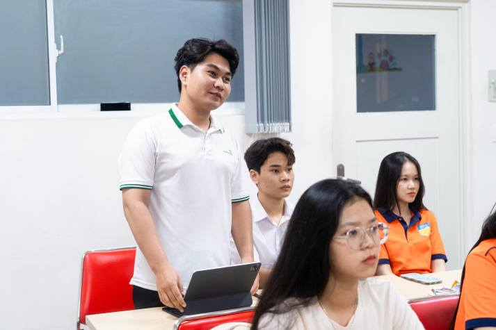 Sinh viên Khoa Tài chính - Thương mại HUTECH "giải mã" cơ hội đầu tư chứng khoán 65