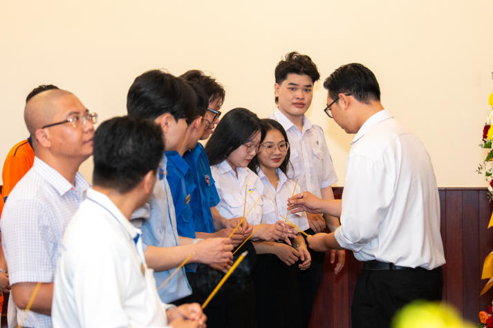 [Ảnh] Về nguồn tại Bến Nhà Rồng: Hành trình ý nghĩa của sinh viên Khoa Tài chính - Thương mại 51