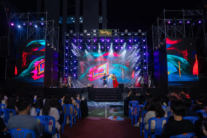 Sinh viên HUTECH thắp sáng niềm tự hào Việt qua chuỗi đồ án nghệ thuật hoành tráng 74