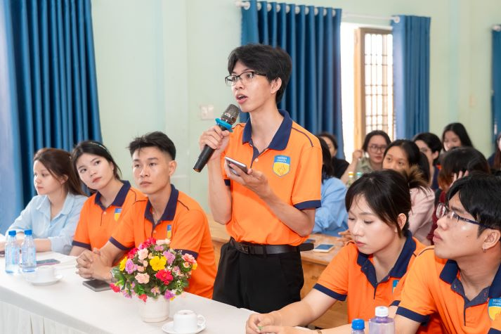 Sinh viên Tâm lý học lan tỏa thông điệp sức khỏe tinh thần đến học sinh THPT Tân Túc 45