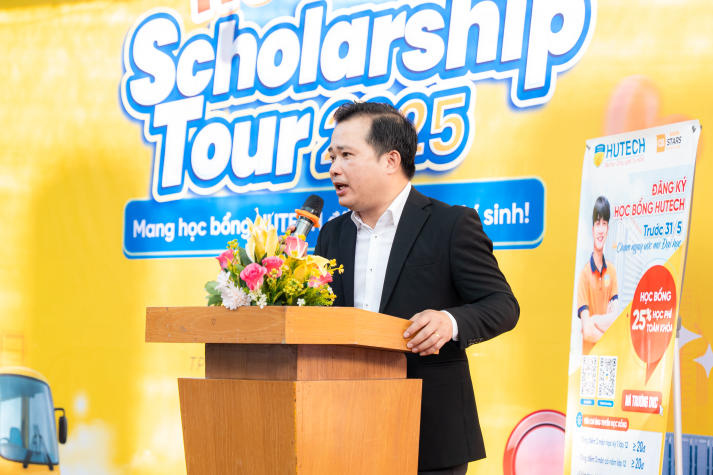 [Video] HUTECH trao 11 suất học bổng 25% học phí toàn khóa cho học sinh Trường THCS-THPT Hoa Sen tại Scholarship Tour 2025 54