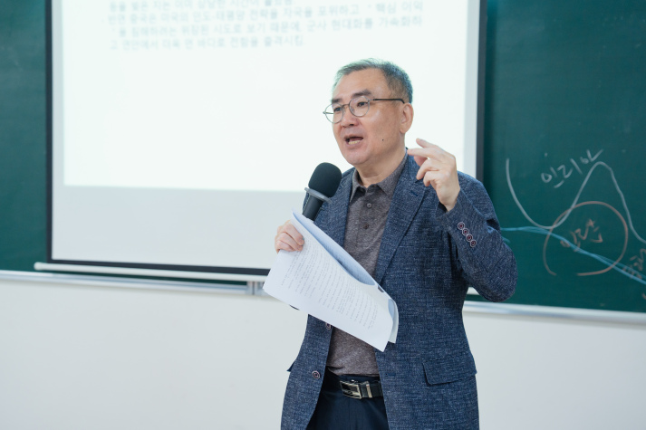 Giáo sư Đại học Chung-Ang chia sẻ về quan hệ đối ngoại Hàn Quốc cùng sinh viên HUTECH 28