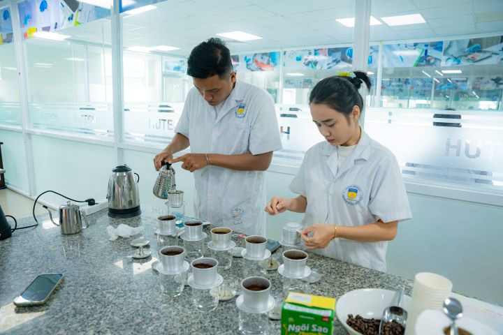 Sinh viên Công nghệ thực phẩm HUTECH tìm hiểu và học cách đánh giá cảm quan về cà phê Robusta, Arabica 45