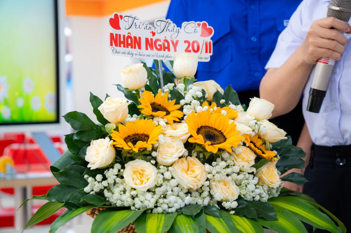 [Ảnh] Khoảnh khắc đẹp tại cuộc thi cắm hoa 20/11: Sinh viên HUTECH gửi trọn yêu thương đến các nhà giáo 94