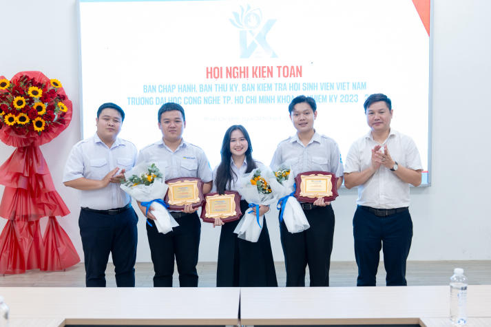 Thế hệ cán bộ Hội HUTECH mới ra mắt: Sẵn sàng cống hiến, dẫn dắt phong trào sinh viên 68