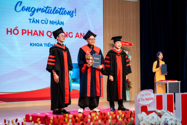 Tân cử nhân HUTECH vững vàng hành trang, rộng mở hành trình mới 45