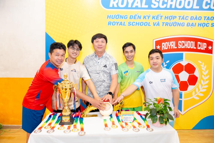 HUTECH lên ngôi Vô địch Giải bóng đá Tứ Hùng Royal School Cup 2024 25