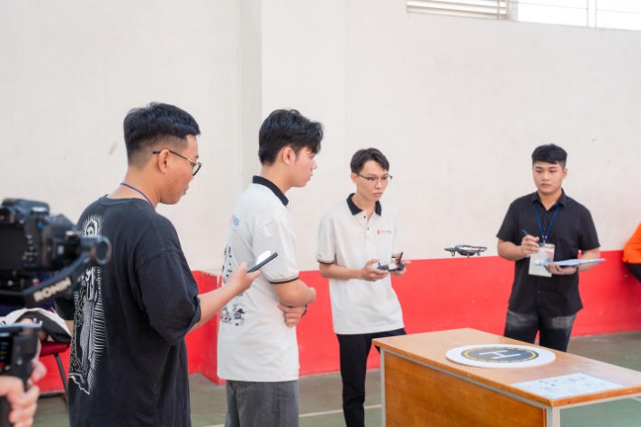 Sinh viên VKIT tranh tài điều khiển Drone tại cuộc thi Drone Racing "Đường đua ánh sáng" 40