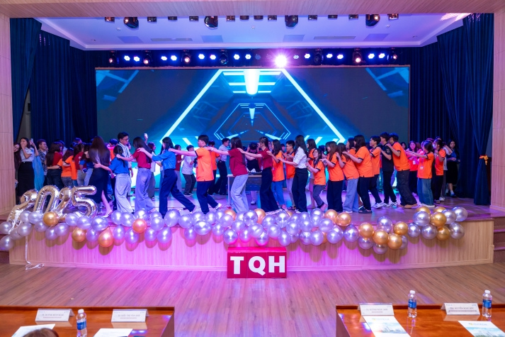 Sôi động, đa sắc màu: Tân sinh viên Khoa Trung Quốc học “cháy” hết mình tại Đêm nhạc hội chào năm học mới 52