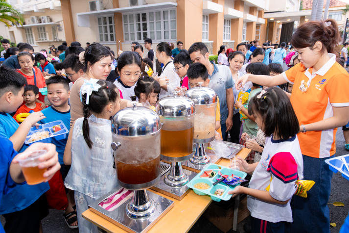 Sinh viên Điều dưỡng - Kỹ thuật y học thắp sáng mùa trăng cho hơn 600 em nhỏ 38