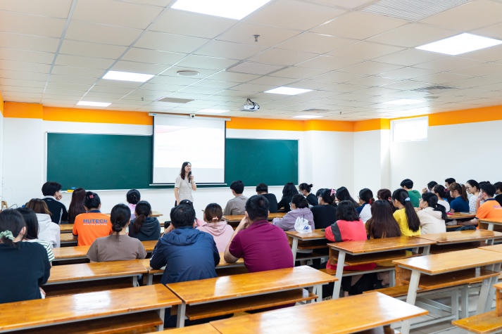 ​Sinh viên Khoa Tiếng Anh HUTECH sôi nổi học tập kỹ năng giảng dạy 9