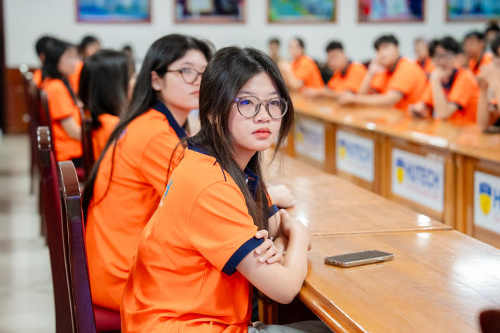 [Video] Á vương Mr World 2024 và MC Vũ Mạnh Cường truyền bí quyết nói trước công chúng cho tân sinh viên HUTECH 32