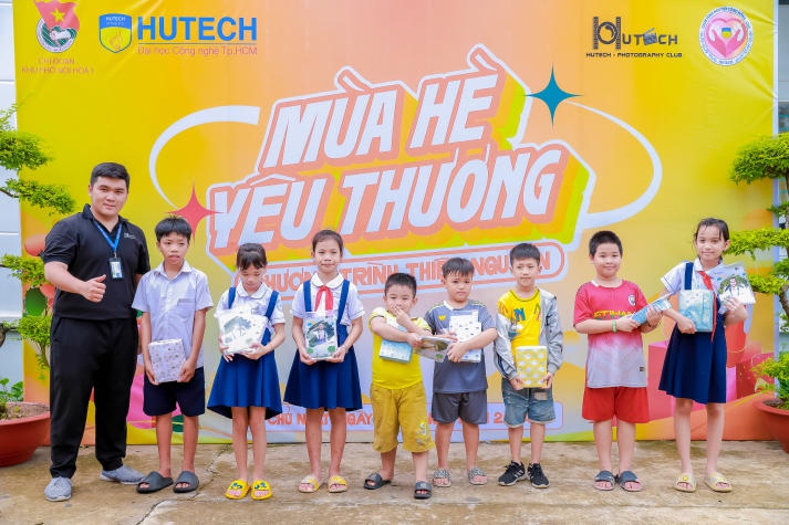 CLB Nhiếp ảnh và CLB Tình nguyện cộng đồng chung tay mang “Mùa hè yêu thương” đến với các em nhỏ 159