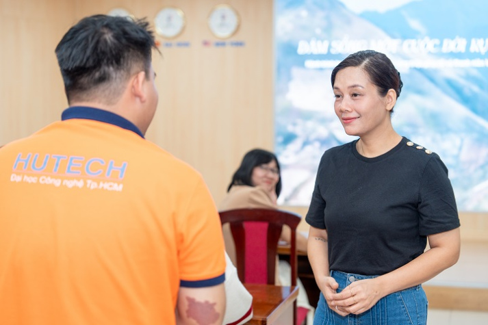 “Dám sống một cuộc đời rực rỡ”: Khi sinh viên HUTECH chạm vào văn hóa qua lăng kính của Đạo diễn - Cựu nhà báo Nguyễn Bông Mai 13