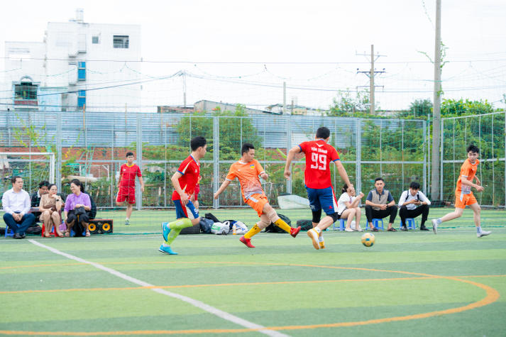 [Hội thao CB-GV-NV HUTECH 2025]: VPT-VPHĐT-P.NS-TT.KĐ-ĐBCL-B.TTr-TT.IT đăng quang ngôi vương Bóng đá nam 90