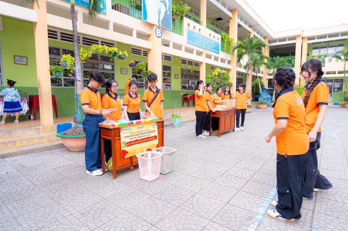 Mang tình xuân đến trẻ nhỏ, Khoa Thú y - Chăn nuôi HUTECH thắp lửa yêu thương 72