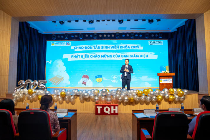 Sôi động, đa sắc màu: Tân sinh viên Khoa Trung Quốc học “cháy” hết mình tại Đêm nhạc hội chào năm học mới 77