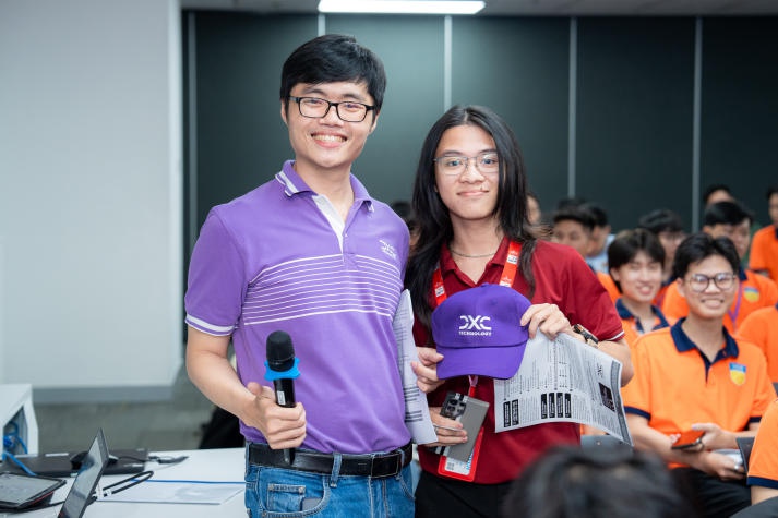 [Video] Students of the Institute of International Education visited DXC Technology Vietnam 57