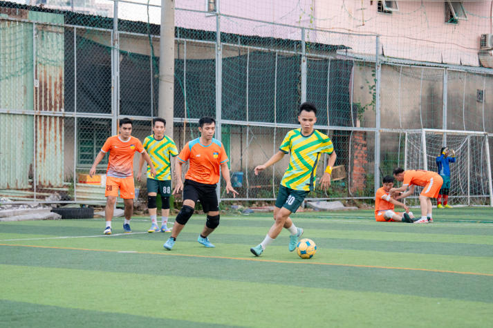 [Hội thao CB-GV-NV HUTECH 2025]: Bóng đá nam xác định hai đội tranh ngôi vô địch 49