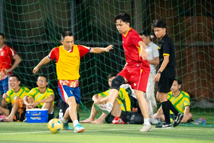 [Hội thao CB-GV-NV HUTECH 2025]: Bóng đá nam xác định hai đội tranh ngôi vô địch 74