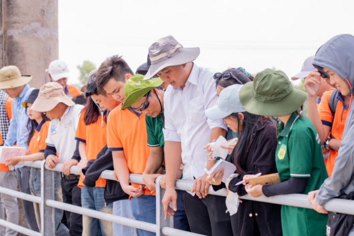 Sinh viên ngành Quản lý tài nguyên và môi trường khám phá rừng phòng hộ và hệ thống cống đập Ba Lai (Bến Tre) 134