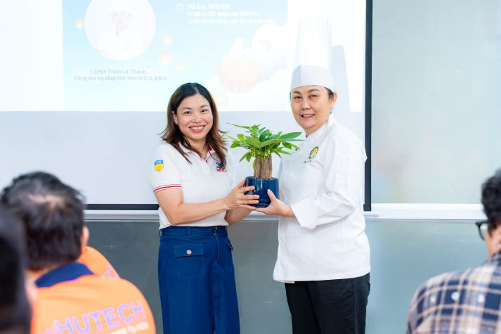 [Video] “Xắn tay áo” vào bếp cùng sinh viên Viện Khoa học Ứng dụng trổ tài làm bánh Trung thu 32