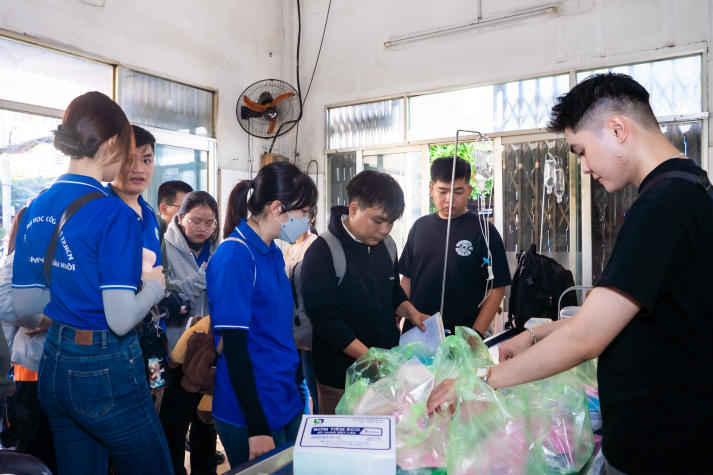 Sôi nổi và đầy nhiệt huyết, sinh viên Khoa Thú y - Chăn nuôi tham gia tiêm phòng dịch bệnh động vật tại Quận 12 và Gò Vấp 19