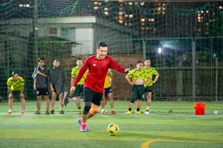 [Hội thao CB-GV-NV HUTECH 2025]: Rực lửa với những cuộc rượt đuổi tỷ số bộ môn Bóng đá nam 120