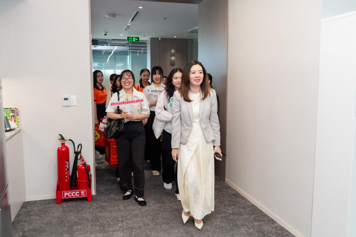 Sinh viên Khoa Hàn Quốc học HUTECH học gì tại Ngân hàng KEB Hana? 27