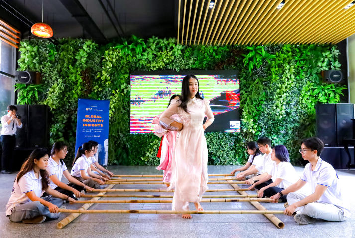 Sinh viên Khoa Tài chính - Thương mại giao lưu văn hóa dân gian cùng bạn bè quốc tế tại Chương trình “Wrap & Clap” 75