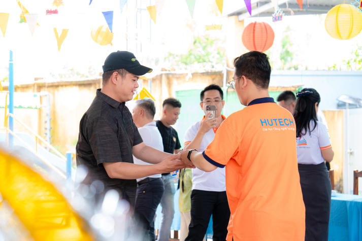 Một mùa Trăng trọn vẹn: Sinh viên Khoa Tài chính - Thương mại HUTECH đem niềm vui đến trẻ em Vĩnh Long 29