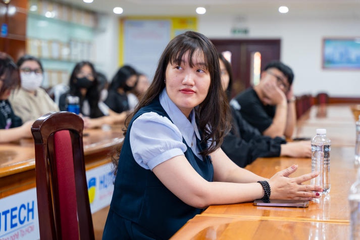 Sinh viên ngành Quan hệ công chúng HUTECH khám phá những bí mật về nghề biên tập viên 15