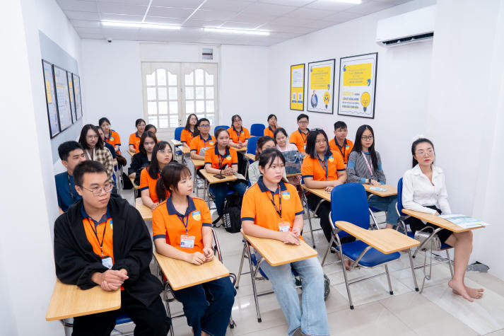 Sinh viên Khoa Tiếng Anh tiếp cận mô hình đào tạo chuẩn quốc tế tại IELTS Mentor 60