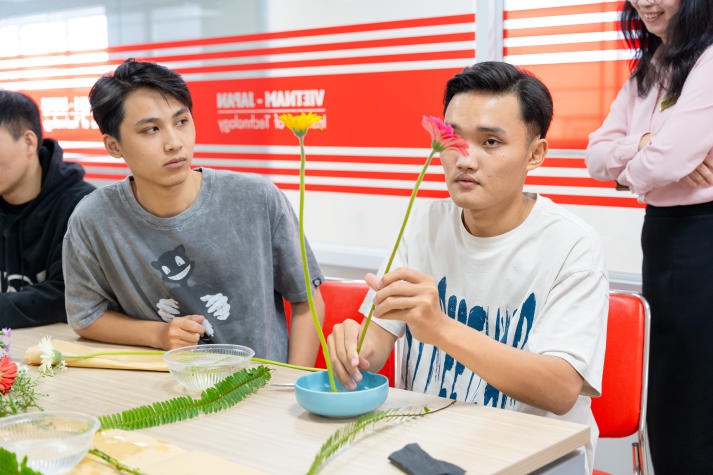 Sinh viên VJIT trải nghiệm nghệ thuật cắm hoa Ikebana 50