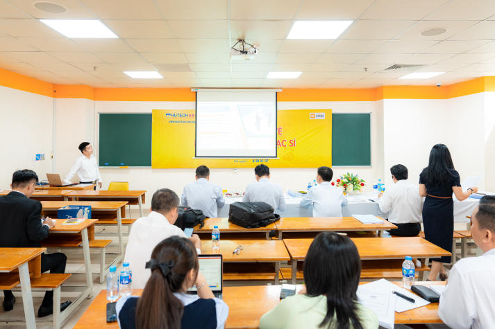 16 học viên cao học ngành Luật kinh tế đề xuất nhiều giải pháp pháp lý thực tiễn trong buổi bảo vệ luận văn/đề án tốt nghiệp 38