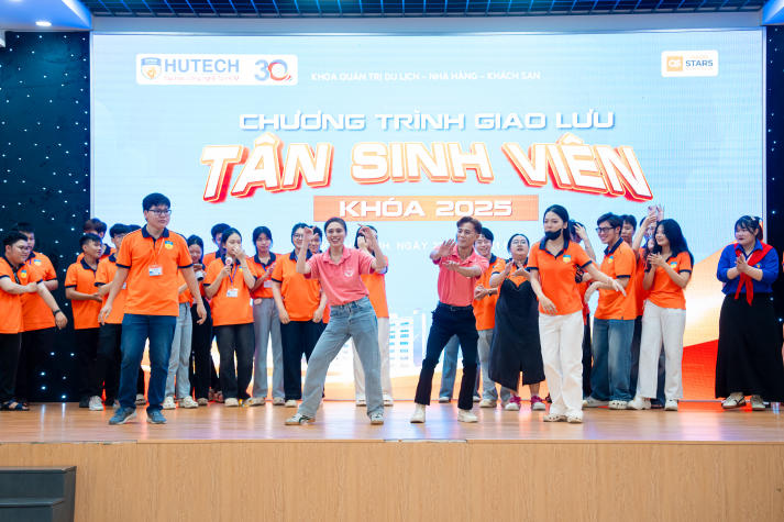 [Ảnh] Chương trình giao lưu “siêu nhiệt” của sinh viên Khoa Quản trị Du lịch - Nhà hàng - Khách sạn 52