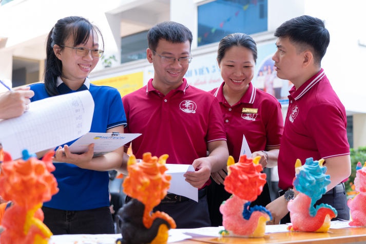 Sinh viên Khoa Trung Quốc học hào hứng trang trí tượng chào mừng Xuân Giáp Thìn 2024 95