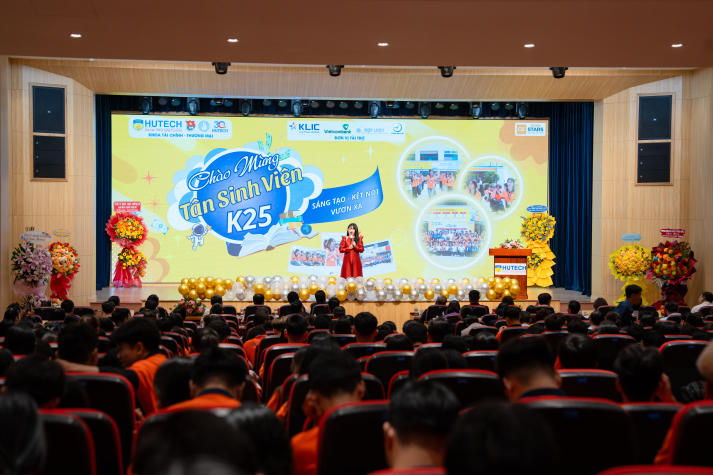 Tân sinh viên Khoa Tài chính - Thương mại khởi đầu hành trình “Sáng tạo - Kết nối - Vươn xa” tại HUTECH 109