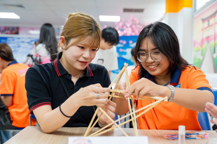 Sinh viên Khoa Nhật Bản học HUTECH và ĐH Hosei lan tỏa yêu thương nhân dịp Tết Trung thu 8