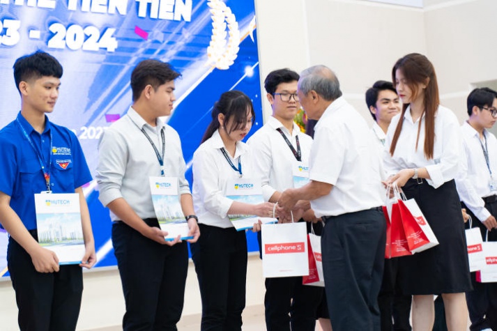 Khoa Công nghệ thông tin HUTECH tổng kết phong trào sinh viên và phát động phong trào năm học 2023-2024 125
