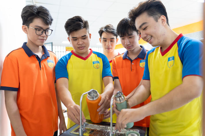 Hệ thống nước uống tinh khiết chính thức đi vào hoạt động, nâng cao tiện ích cho sinh viên HUTECH 79