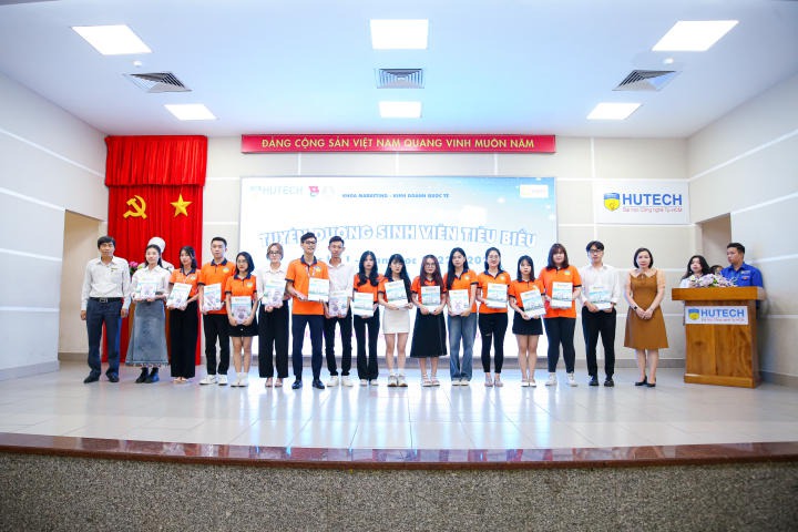 Khoa Marketing - Kinh doanh quốc tế tuyên dương 659 sinh viên tiêu biểu HKI năm học 2022 - 2023 97