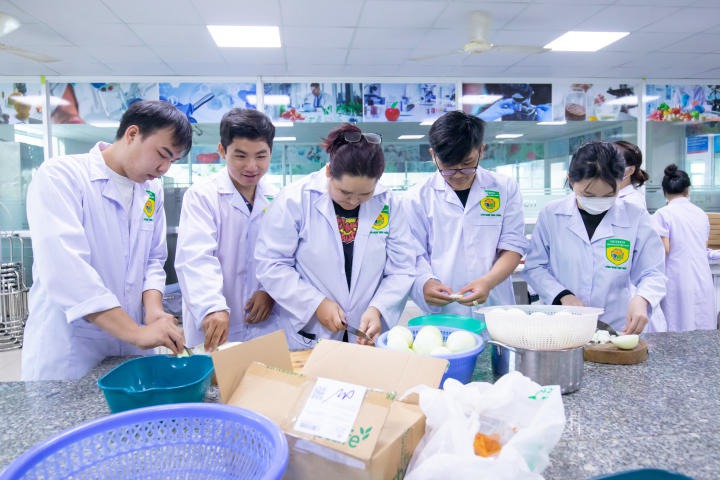 Sinh viên ngành Viện Khoa học Ứng dụng HUTECH trổ tài làm pizza mừng ngày Phụ nữ Việt Nam 18